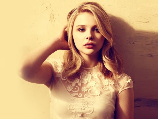 Девушка блондинка Хлоя Грейс Моретц