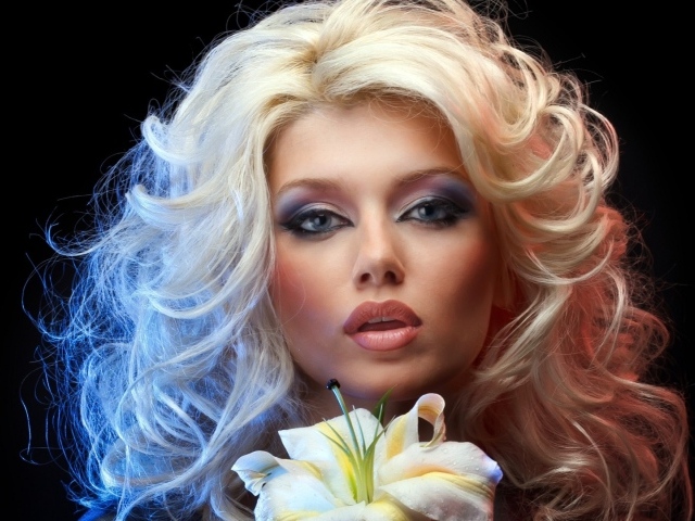 Блондинка с лилией в руках