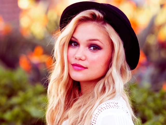Блондинка в черной шляпе Оливия Холт
