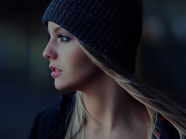 Блондинка в черной вязанной шапке
