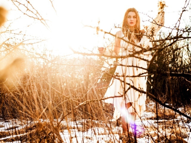 Блондинка в белом платье на снегу