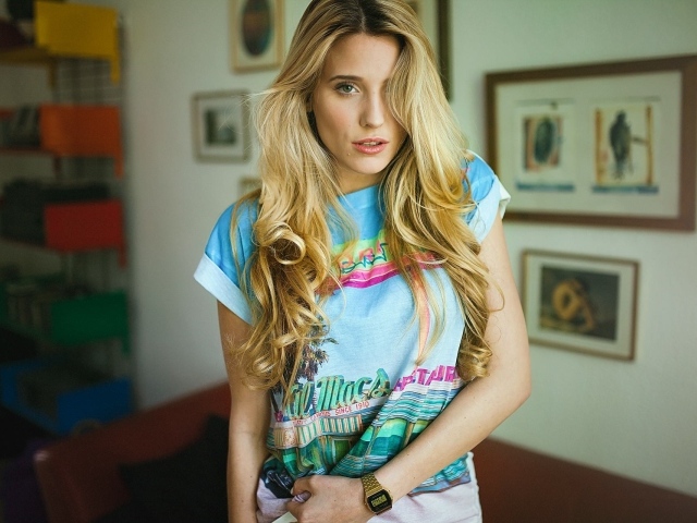 Блондинка в летней футболке