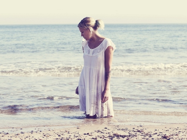 Блондинка стоит в воде