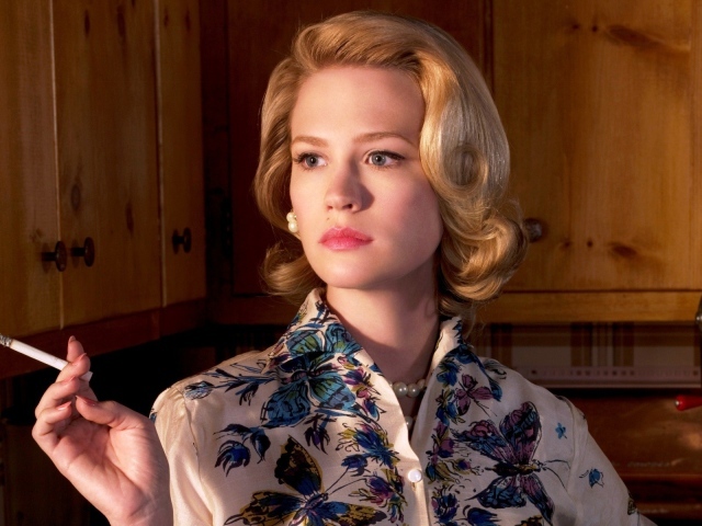 Блондинка с сигаретой в руке