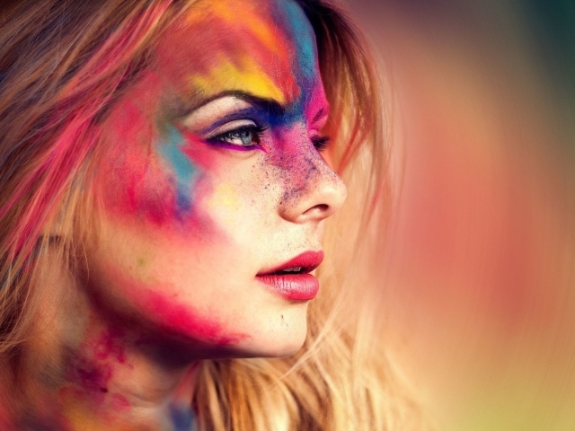 Яркие краски на лице и волосах у девушки