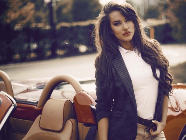 Девушка брюнетка у кабриолета Феррари