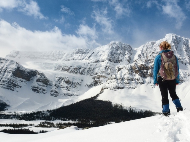 Альпинистка в горах