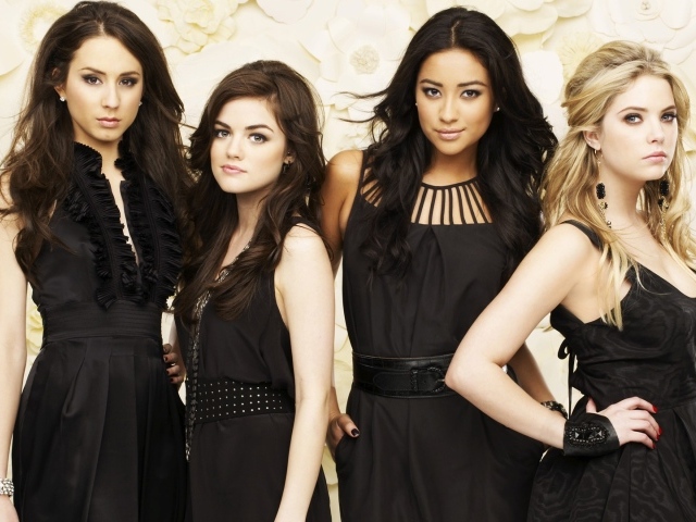 Четыре девушки в черных платьях