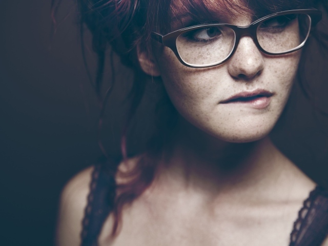 Веснушчатая девушка в очках