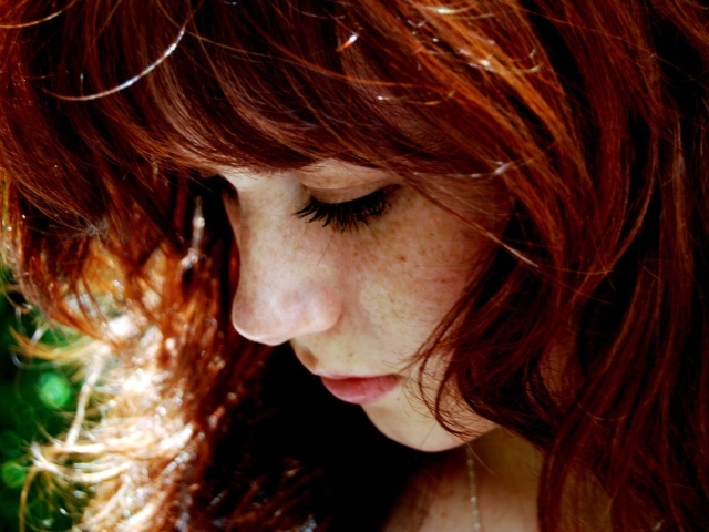 Веснушчатая рыжеволосая девушка