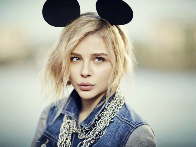 Забавные ушки у Хлои Грейс Моретц