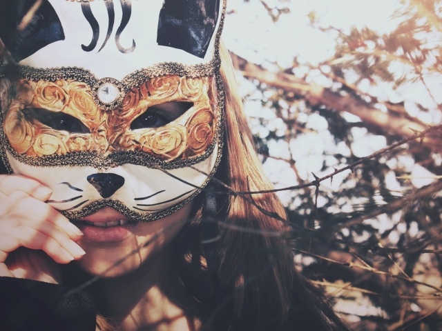 Девушка прикрыла лицо маской