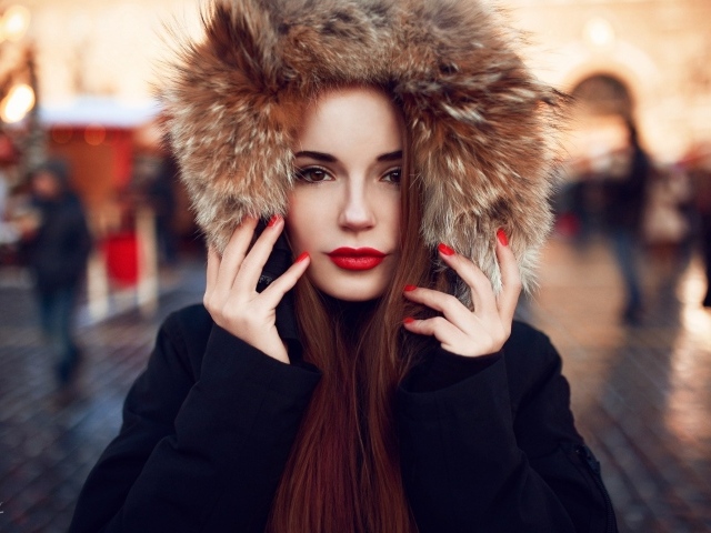 Девушка в меховом капюшоне