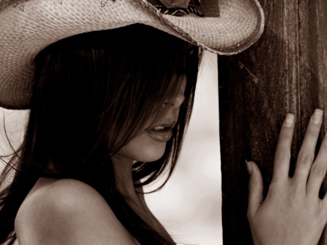 Девушка в ковбойской шляпе