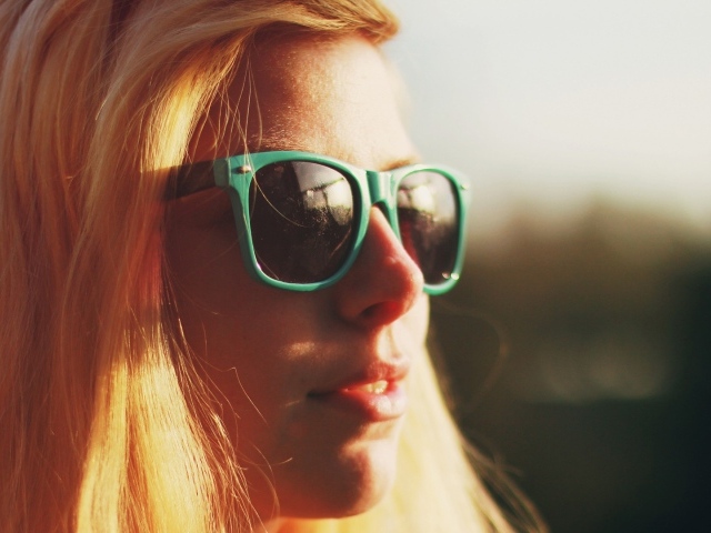 Девушка в очках в зеленой оправе