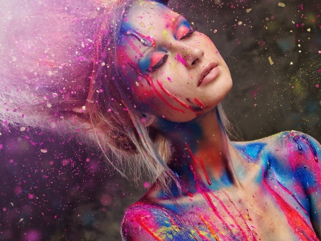 Девушка в брызгах краски