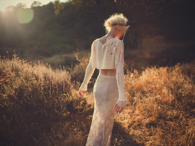 Девушка в белом наряде уходит вдаль