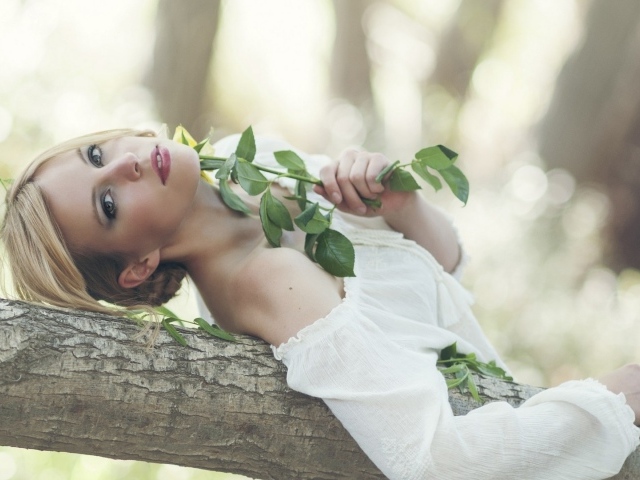 Девушка в белом платья с листвой в руках