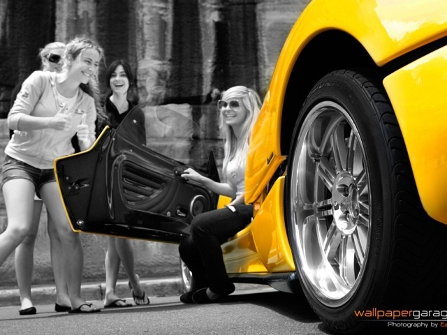 Девушки у желтого авто Pagani