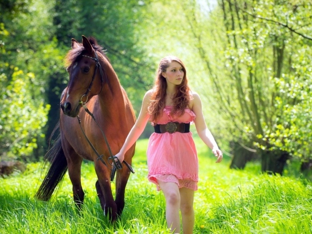 Девушка ведет лошадь под уздцы