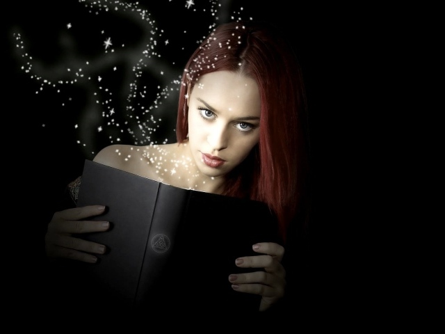 Девушка читает черную книгу