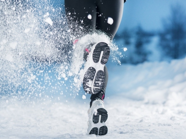 Девушка бежит по снегу