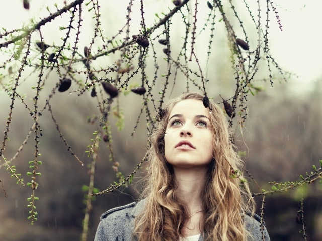 Девушка под лиственницей