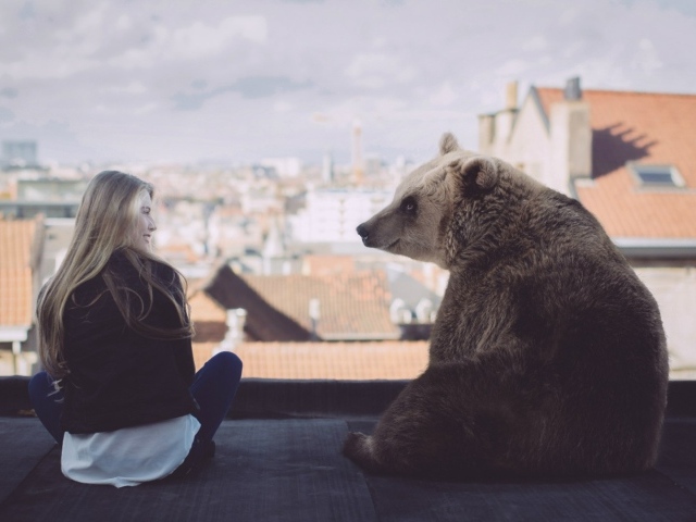 Девушка с медведем на крыше