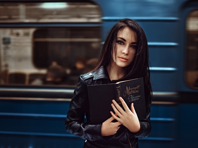 Девушка с книгой в метро