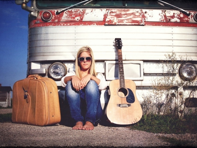 Девушка с гитарой и чемоданом
