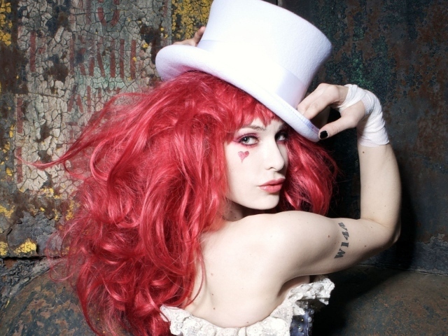 Девушка с красными волосами в белом цилиндре
