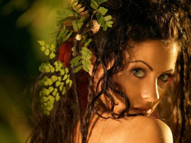 Зеленые листья в волосах у девушки