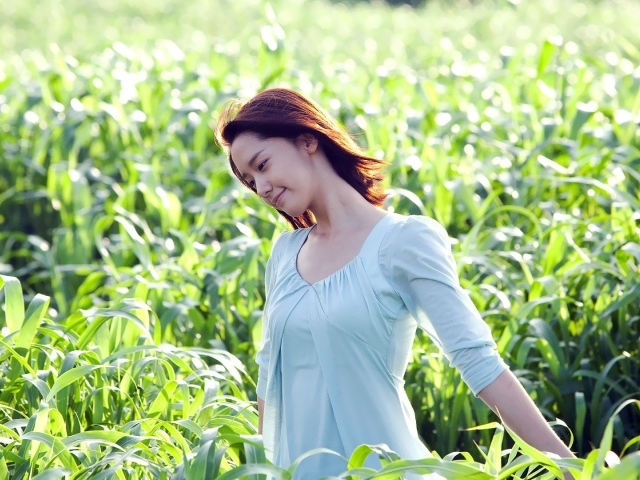 Японская девушка гуляет в поле кукурузы