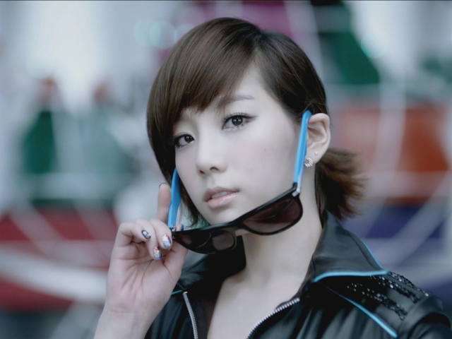 Корейская девушка модель в очках 