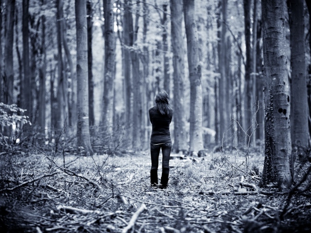 Одинокая девушка в лесу