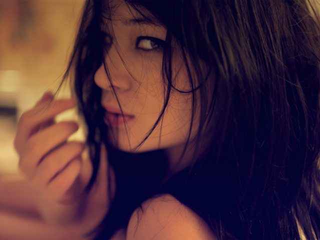 Искушающий взгляд брюнетки