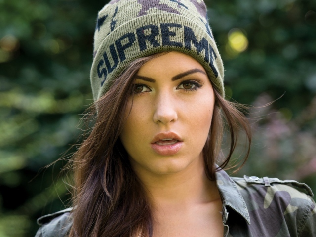 Модель в шапке Сабина Емельянова