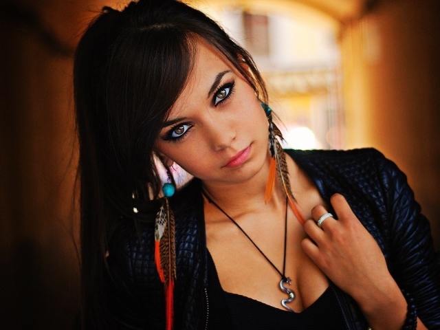 Кулон в виде змеи на шее у брюнетки