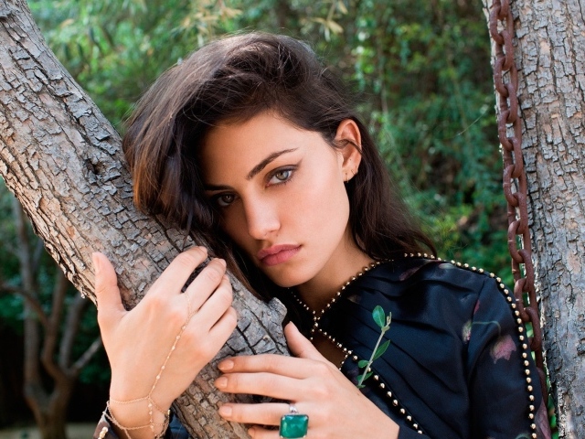 Фиби Тонкин, модель, обняла ствол дерева