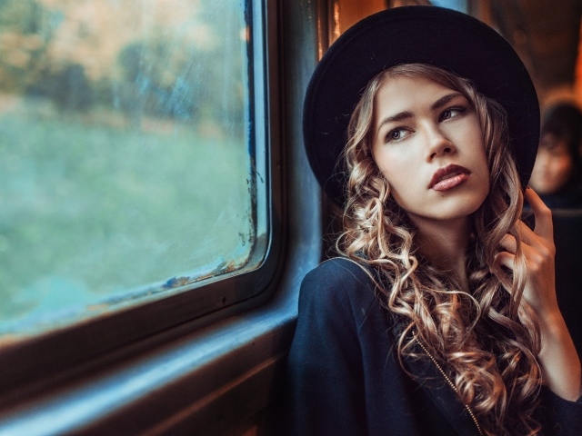 Романтичная девушка смотрит в окно