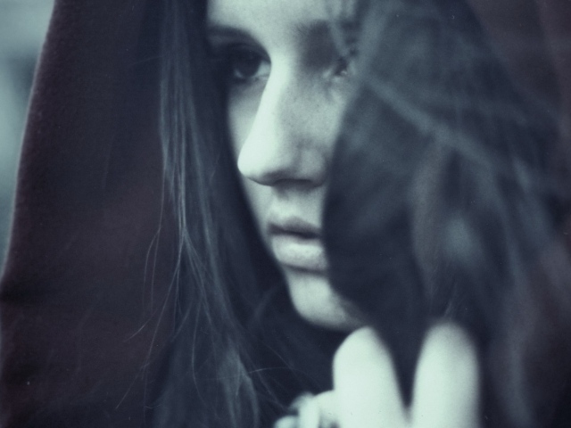 Грустная девушка в капюшоне