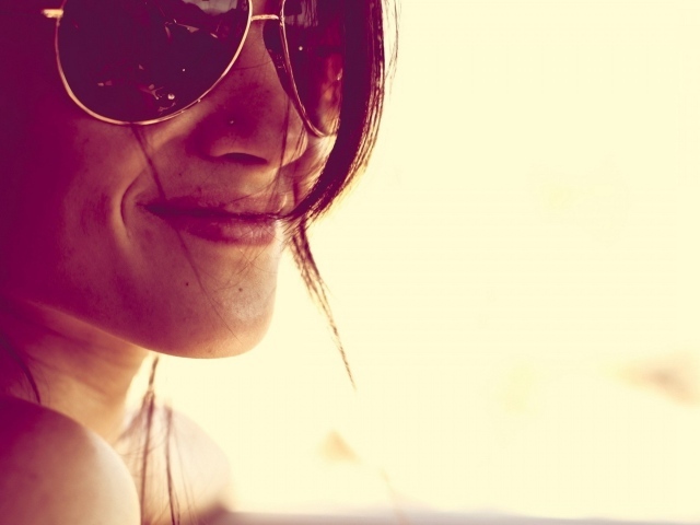 Улыбчивая девушка в очках