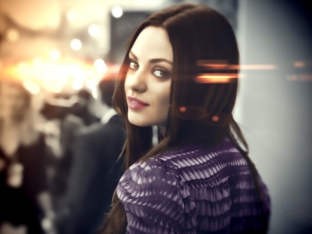 Брюнетка оглянулась через плечо