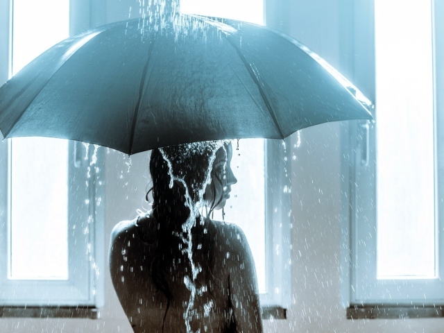 Девушка стала под душ с зонтиком