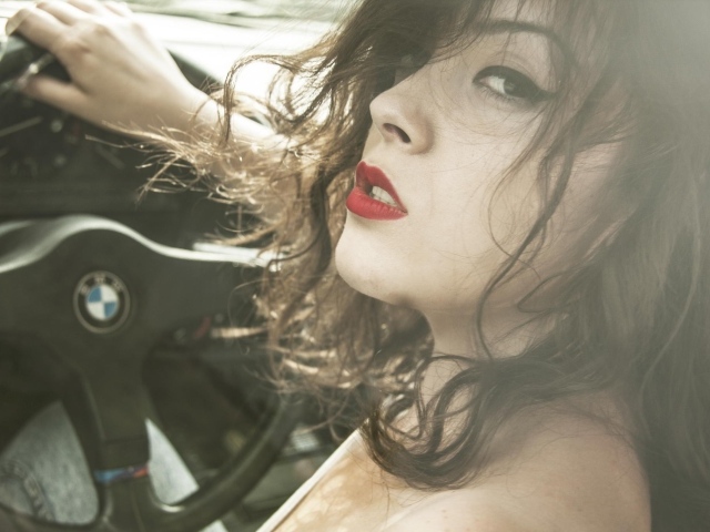 Девушка за рулем БМВ