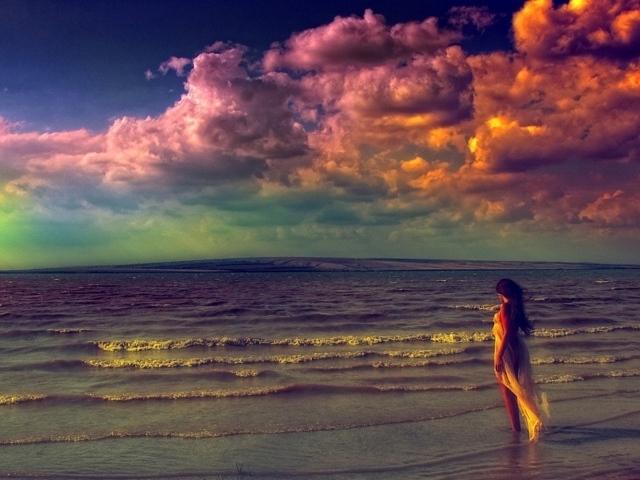 Девушка входит в волны прибоя