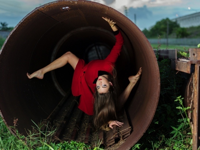 Девушка в железной трубе