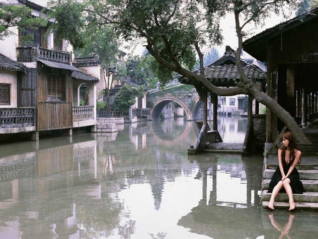 Девушка смотрит на затопленную улицу