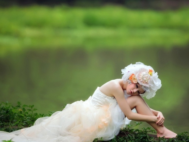 Девушка весна на фоне зелени