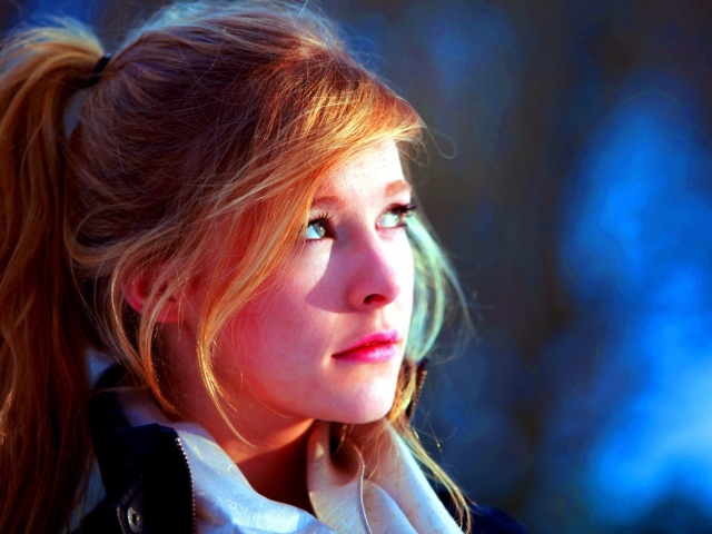 Лицо девушка освещено солнцем